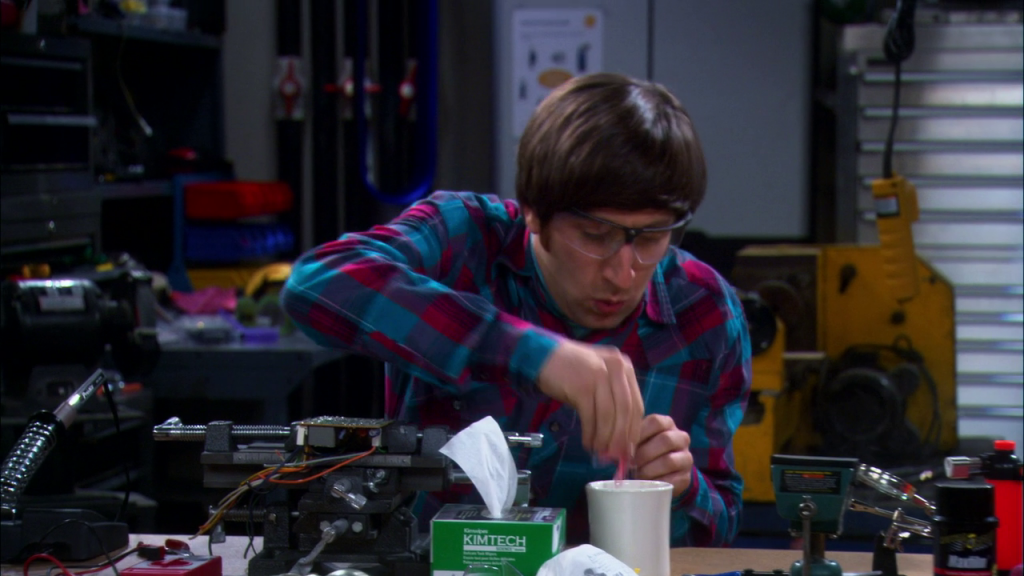 Howard porte un appareil de contention dans The big Bang Theory