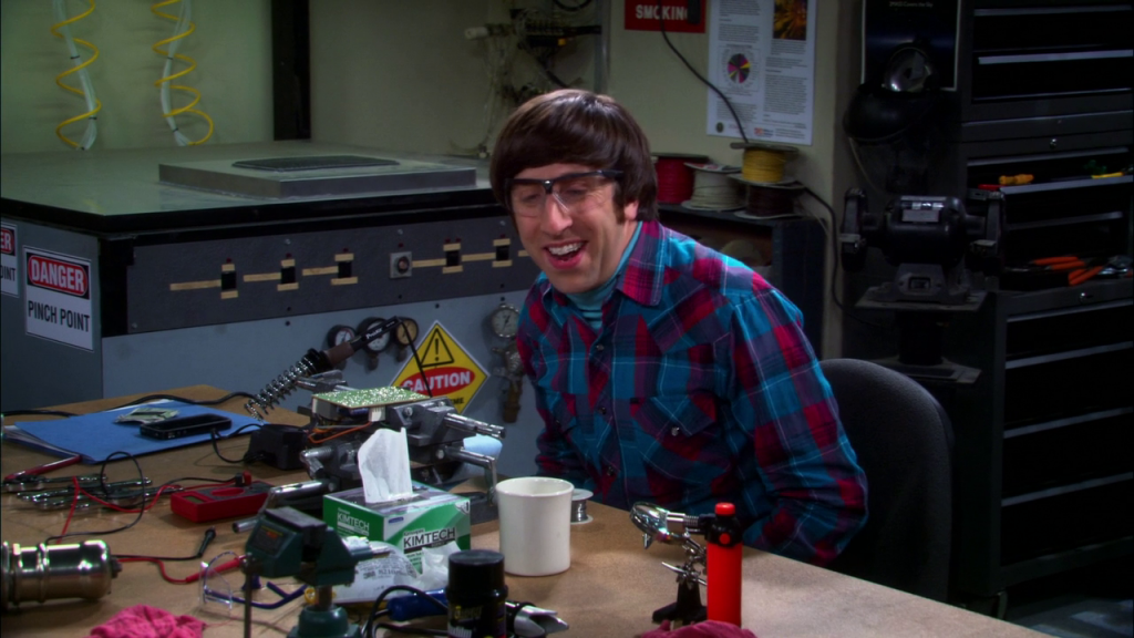 Howard porte un appareil de contention dans The big Bang Theory